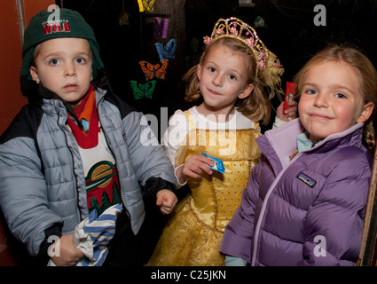 Junge Tricks oder Treaters warten auf ihre Halloween-Süßigkeiten. St Paul Minnesota MN USA Stockfoto