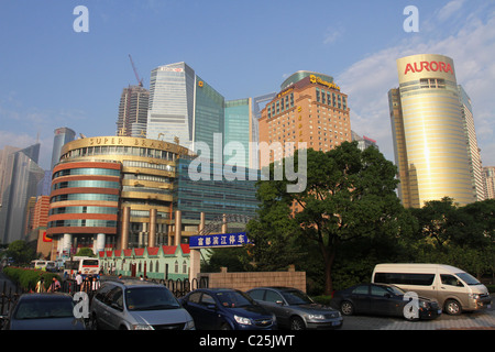 Blick auf die Straße. Pudong, Shanghai, China. Super Brand Mall, HSBC, Shangri-La, Aurora, Gebäude sichtbar. Stockfoto