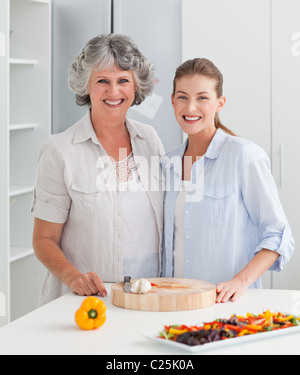 Frau mit ihrer Mutter zu Hause kochen Stockfoto