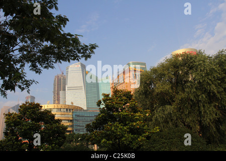 Pudong, Shanghai, China. Super Brand Mall, HSBC, Shangri-La, Gebäude sichtbar. Blick aus dem Osten Bund. Stockfoto