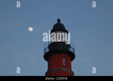 Ein Mondaufgang hinter einem Leuchtturm Ponce Inlet, Florida, USA Stockfoto
