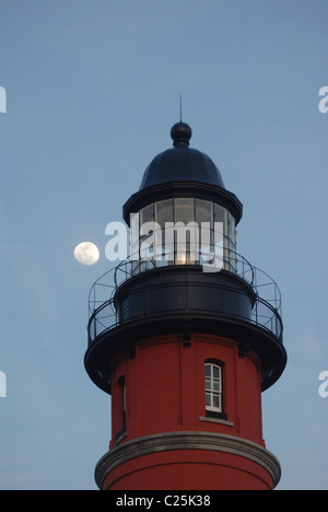 Ein Mondaufgang hinter einem Leuchtturm Ponce Inlet, Florida, USA Stockfoto