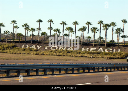 Ein Schild begrüßt Menschen nach Daytona Beach. Stockfoto