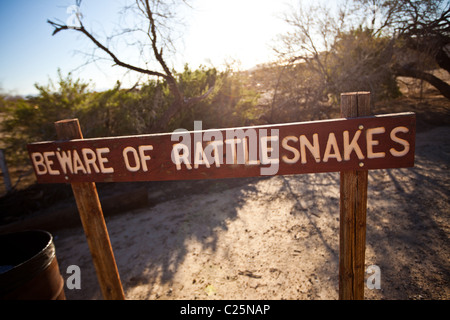 Schild Warnung vor Klapperschlangen entlang der Küste des Salton Meeres bei Sonnenaufgang Imperial Valley, CA. Stockfoto