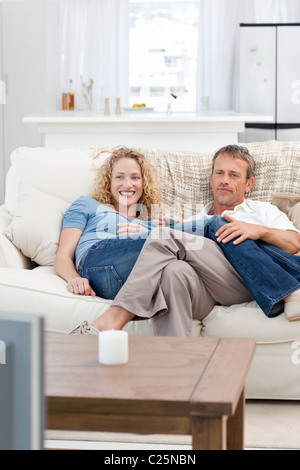 Liebhaber, die vor dem Fernseher im Wohnzimmer zu Hause Stockfoto