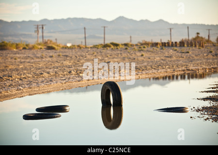 Reifen und anderen Müll Müll Salton Meer bei Sonnenaufgang Imperial Valley, CA. Stockfoto