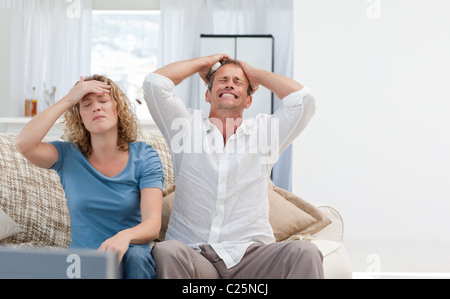 Liebhaber, die vor dem Fernseher im Wohnzimmer zu Hause Stockfoto