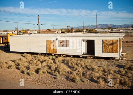 Reste eines Hauses Anhänger Salz entlang der Küste des Salton Meeres bei Sonnenaufgang Imperial Valley, CA. Stockfoto