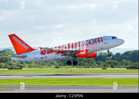 EasyJet-Flugzeuge abheben aus Manchester Airport Stockfoto