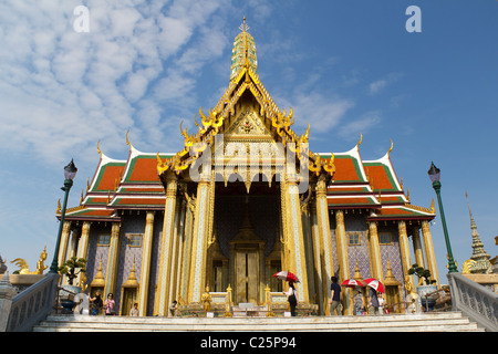 Touristen besuchen den Tempel des Smaragd-Buddha im Grand Palace in Bangkok, Thailand Stockfoto