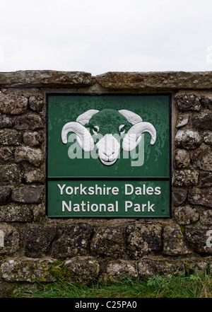 Yorkshire Dales National Park-Schild an der Steinmauer Stockfoto