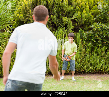 Sohn spielt Fußball mit seinem Vater Stockfoto