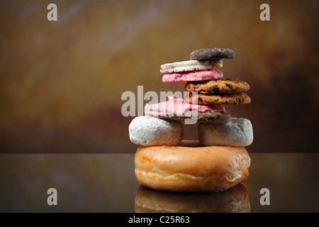 Haufen von Kekse und Süßigkeiten im Zen-stack Stockfoto