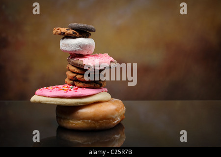 Haufen von Kekse und Süßigkeiten im Zen-stack Stockfoto