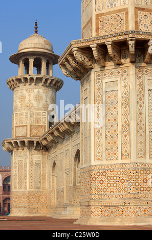 Kuppel des Minaretts von Itmad-Ud-Daulah Grabmal, auch bekannt als Baby Taj Mahal, Agra, Indien Stockfoto