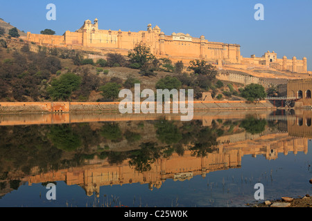 Das Amber Fort spiegelt sich in den Maotha-See, Jaipur, Indien Stockfoto