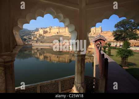 Das Amber Fort spiegelt sich in den Maotha-See, Jaipur, Indien Stockfoto