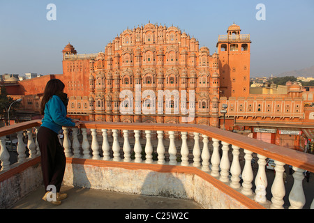 Frontansicht des Hawa Mahal, auch bekannt als der Palast der Winde in Jaipur, Indien Stockfoto