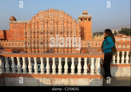 Frontansicht des Hawa Mahal, auch bekannt als der Palast der Winde in Jaipur, Indien Stockfoto
