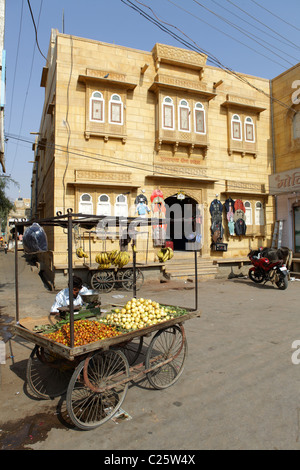 Obst-Bank in der Mitte von Jaisalmer, Indien Stockfoto