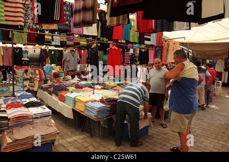 Kleidung für den Verkauf in Yalikavak Basar, Halbinsel Bodrum, Türkei Stockfoto