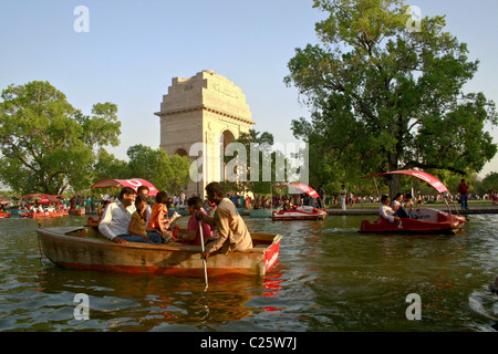 Menschen erfreuen sich am India Gate (New Delhi - Indien) Stockfoto