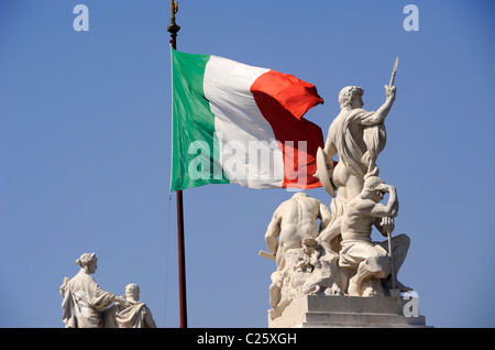 Italien, Rom, Piazza Venezia, Vittoriano, Statuen und italienische Flagge Stockfoto