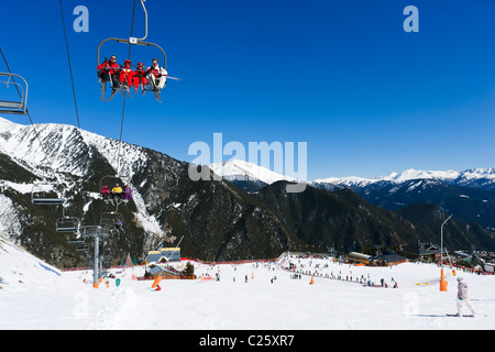 Runter! -ski-Sessellift Zeichen in blauer Farbe Stockfoto, Bild
