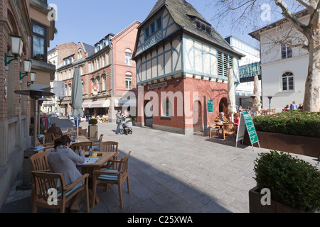 Einer der vielen Fußgänger Gassen in Wiesbadens Altstadt voller Geschäfte, Cafés und Restaurants. Stockfoto