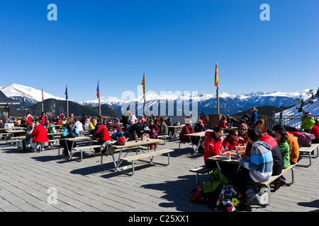 Skifahrer auf der Terrasse des Bergrestaurant bei Comallempla, Arinsal, Vallnord Ski Area, Andorra Stockfoto