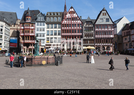 Eine frühe Frühling Ansicht des Frankfurter Römers (Römerberg), eines der historischeren Quadrate in der Stadt. Stockfoto