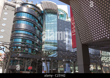 Das moderne Gesicht von der Zeil, einer der berühmtesten und belebtesten Einkaufsstraßen in Deutschland. Frankfurt. Stockfoto