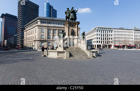 Das Gutenberg-Denkmal in Goetheplatz während der Mittagszeit in Frankfurt am Main Stockfoto