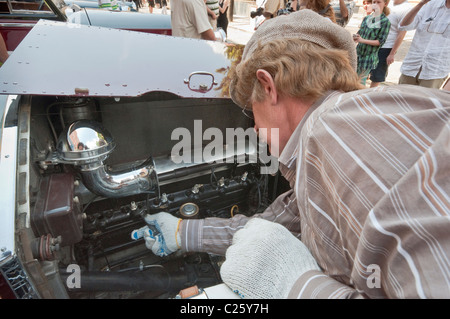 Eigentümer, die Check-Engine von seinem 1927 zwanzig Rolls-Royce 20HP bei Rolls-Royce & Bentley Club Treffen in Świdnica, Schlesien, Polen Stockfoto