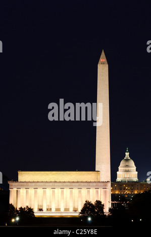 Blick auf Sehenswürdigkeiten entlang Washington DC National Mall. Von links nach rechts (und Vordergrund zu Hintergrund) ist das Lincoln Memorial, Washington Monument und US Capitol Building. Die Aufnahme stammt von in der Nähe von Iwo Jima Memorial in Arlington, VA, Blick nach Osten über den Potomac River. Der Abstand zwischen dem Lincoln Memorial und das Kapitolgebäude 2,3 Meilen--Teleobjektiv verwendet Kompressen ist der Abstand. Stockfoto