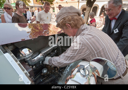 Eigentümer, die Check-Engine von seinem 1927 zwanzig Rolls-Royce 20HP bei Rolls-Royce & Bentley Club Treffen in Świdnica, Schlesien, Polen Stockfoto