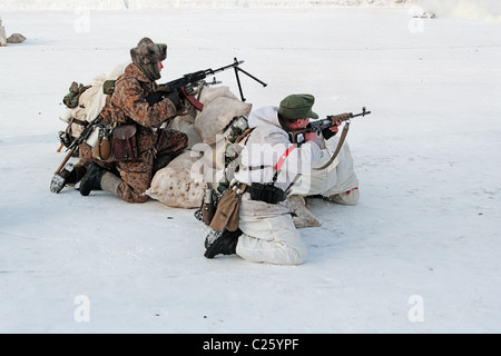 Rekonstruktion des WW2 militärischen Kampfes zwischen roter Armee und Wehrmacht - winter 1945. Stockfoto