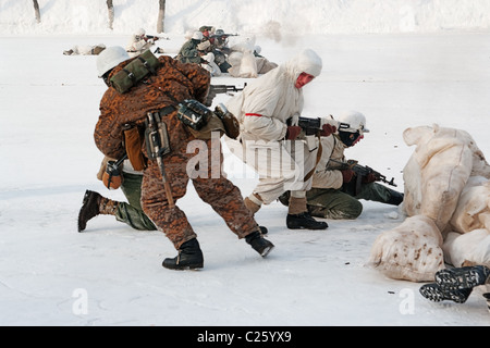 Rekonstruktion des WW2 militärischen Kampfes zwischen roter Armee und Wehrmacht - winter 1945. Stockfoto