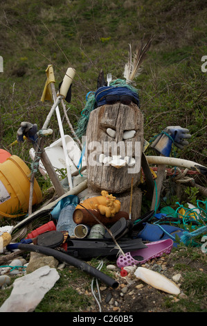 Eine schrullige skulpturale Assemblage aus Strandgut gebildet, und von anderen wiederverwertbaren Materialien gefunden auf Ringstead Strand in Dorset. England, Vereinigtes Königreich. Stockfoto