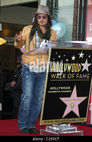 JOHNNY DEPP PENELOPE CRUZ erhält einen Stern auf dem HOLLYWOOD WALK OF FAME HOLLYWOOD LOS ANGELES Kalifornien USA 1. April 2011 Stockfoto