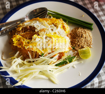 Vermicelli Nudeln, (Mung Bohnen Nudeln) mit Spiegelei, Thai Street Food, Bangkok, Thailand Stockfoto
