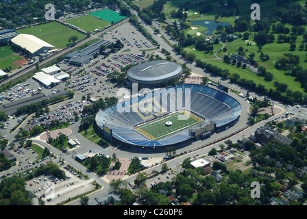 Luftaufnahme des Fußballstadions an der University of Michigan in Ann Arbor Michigan USA von Gary Bublitz/Dembinsky Photo Assoc Stockfoto