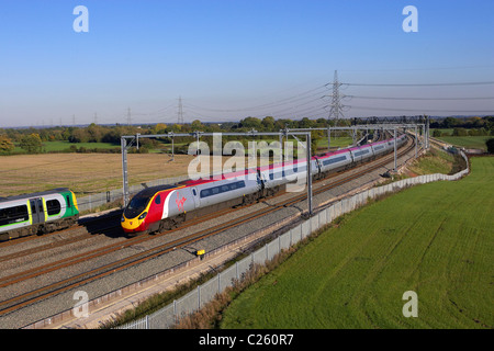 Eine Jungfrau Pendolino-Köpfe ein Glasgow gebunden Service Nord durch Litchfield Trent Vallet während einer London Midland Stopper Köpfe sout Stockfoto