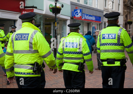 Die Engländer Defense League Demonstration und Muslime gegen Rassismus Rally, Blackburn, April 2011 Stockfoto