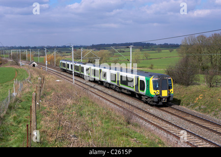 LM 350240 Köpfe durch Kirche Brampton mit einem Birmingham New Street - London Euston Service am 23.03.11. Stockfoto