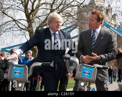 Bürgermeister Boris Johnson und Hollywood Star und ehemaliger Gouverneur von Kalifornien Arnold Schwarzenegger auf Boris Fahrräder Stockfoto