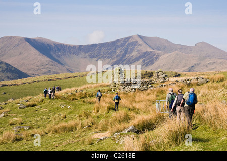 Gruppe der Wanderer zu Fuß auf den Weg nach einer stillgelegten Eisenbahnstrecke in Cwm Wimpel in Snowdonia National Park North Wales UK Stockfoto