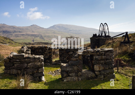 Bleibt der Cwm Ciprwth aus dem 19. Jahrhundert Kupferbergwerk Funktionsweise über Cwm Wimpel in Snowdonia-Nationalpark Stockfoto