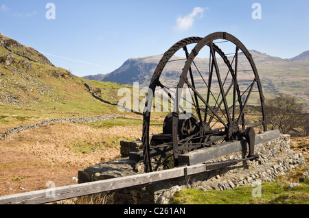 Reste von Cwm Ciprwth Copper Mine restauriert 19. Jahrhundert 25 Fuß Wasserrad über Cwm Wimpel in Snowdonia-Nationalpark Stockfoto