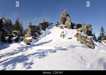 Winter in der Taiga. Verschneite Bäume und Felsen. Süd-Ural-Gebirge. Nationalpark Taganay. Russland. Stockfoto